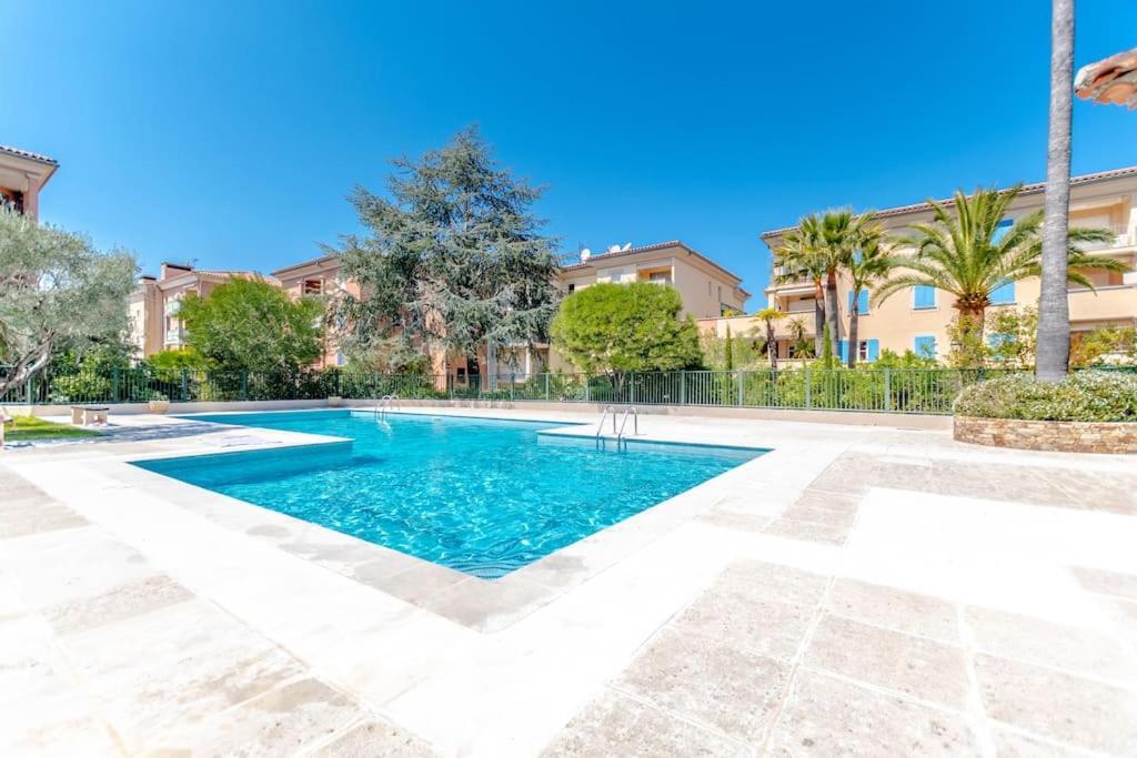 Anais De Saint-tropez, Bel Appartement, Avec Piscine Et Jardin, Au Coeur De Tropez